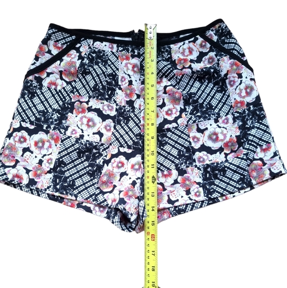MINKPINK Floral Shorts - Picture 7 of 7
